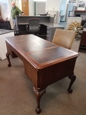 Pre Owned Hekman Antique Desk Boss Office Products